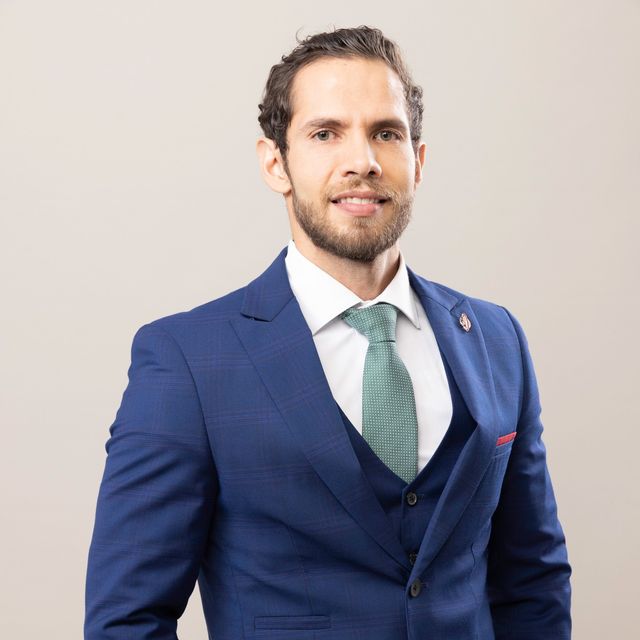 Dr. Oscar Farías